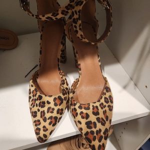 Leopard print pointed toe heels